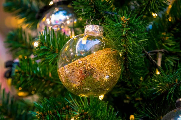 Decoraciones de Navidad en las ramas de abeto — Foto de Stock