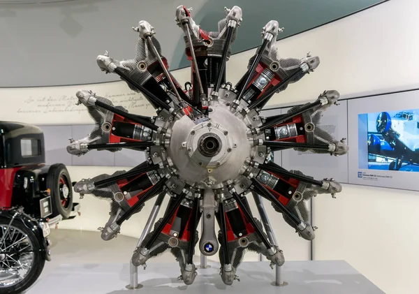München, Duitsland - 10 maart 2016: Vliegtuig motor in Bmw Museum — Stockfoto