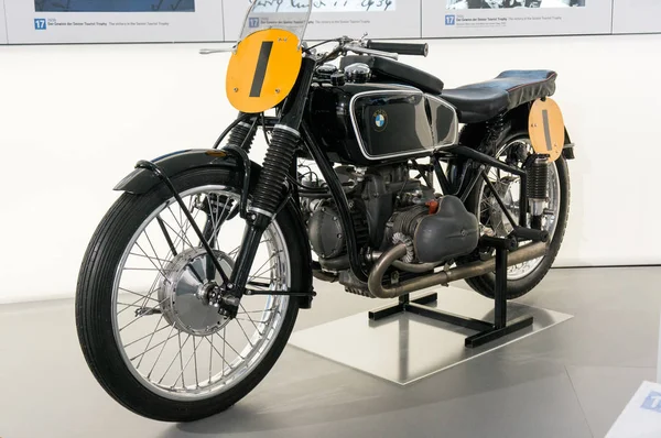 Мюнхен, Германия - 10 марта 2016 года: Классический мотоцикл в Музее BMW в Мюнхене — стоковое фото