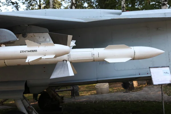 El misil aire-aire suspendido bajo el ala del caza ruso — Foto de Stock