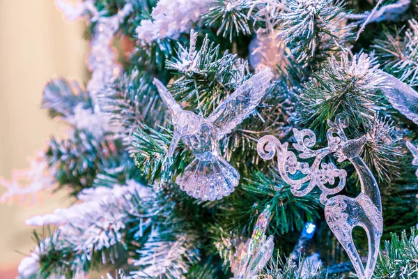 Boule d'ornement de Noël pour Noël fête du Nouvel An décorer sur fond de pin — Photo