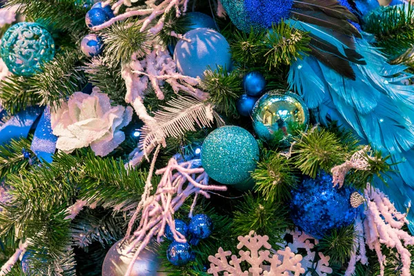 Рождественский бал украшения для новогоднего фестиваля украшают на фоне сосны — стоковое фото