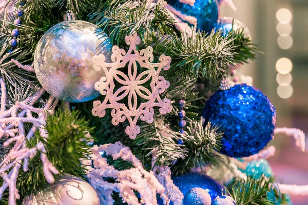 Χριστουγεννιάτικο στολίδι μπάλα για Χριστούγεννα Πρωτοχρονιά Φεστιβάλ διακοσμήσετε σε πεύκο δέντρο φόντο — Φωτογραφία Αρχείου