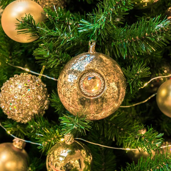 Рождественский бал украшения для новогоднего фестиваля украшают на фоне сосны — стоковое фото
