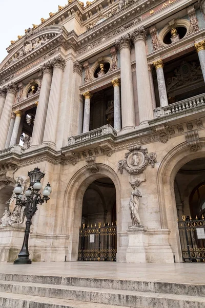 Detalles arquitectónicos de Opera National de Paris. Grand Opera Garnier Palace es un famoso edificio neobarroco en París, Francia - Patrimonio de la Humanidad por la UNESCO — Foto de Stock