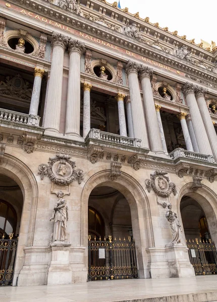 Αρχιτεκτονικές λεπτομέρειες της Όπερα Εθνική de Paris. Grand Opera Garnier Palace είναι διάσημο νεο-μπαρόκ κτίριο στο Παρίσι, Γαλλία - μνημείο παγκόσμιας κληρονομιάς της UNESCO — Φωτογραφία Αρχείου