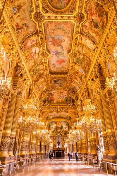 Paris, France, 31 mars 2017 : Vue intérieure de l'Opéra national de Paris Garnier, France. Il a été construit de 1861 à 1875 pour l'Opéra de Paris — Photo