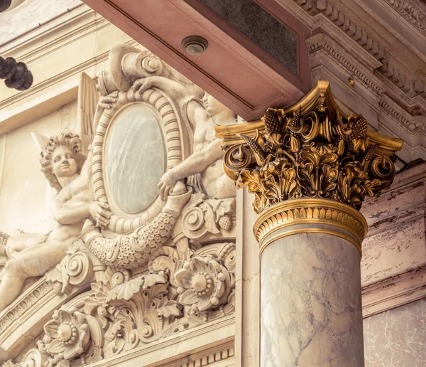 Colonne corinthienne capitale aux feuilles d'acanthe — Photo