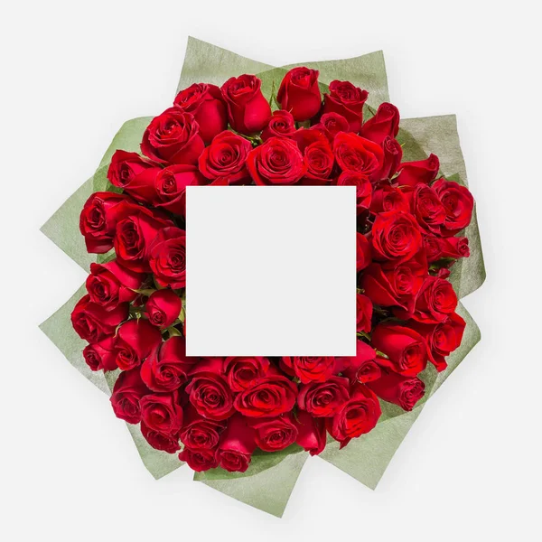 Kreatives Layout aus Blumen und Blättern mit Papierkartennotiz. flache Lage — Stockfoto