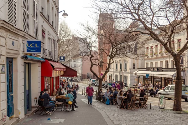 Paris, France, 31 mars 2017 : Vue typique de la rue parisienne. Architecture et point d'intérêt de Paris — Photo