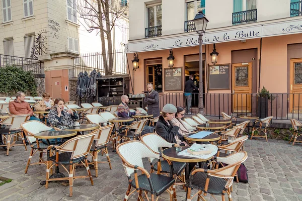 Париж, Франция, 31 марта 2017: Типичный вид на парижскую улицу. Архитектура и достопримечательности Парижа — стоковое фото