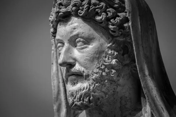 Detail kepala dan bahu dari patung kuno — Stok Foto