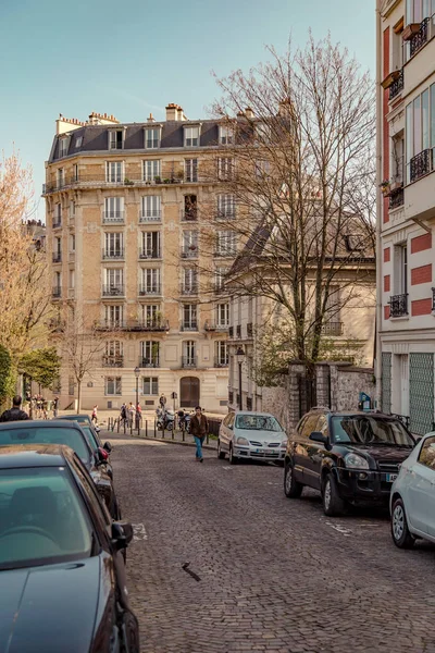 Paris, Frankrike, mars 26 2017: Typisk vy av parisisk gatan. Arkitektur och landmarken av Paris — Stockfoto