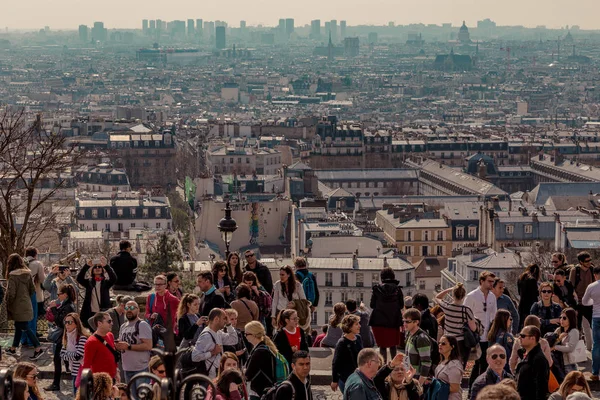 Paryż, Francja, 26 marca 2017 r.: Turystów, podziwiając panoramę Paryża z tarasem Bazyliki Sacre-Coeur — Zdjęcie stockowe