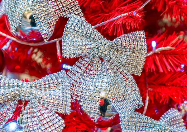 Weihnachtsschmuck auf den Zweigen der Tanne — Stockfoto