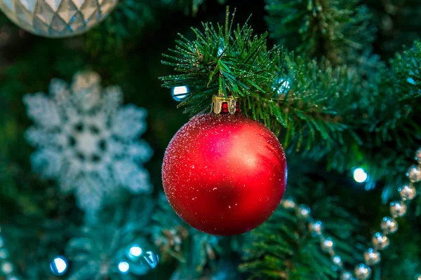 Decorazioni natalizie sui rami di abete — Foto Stock