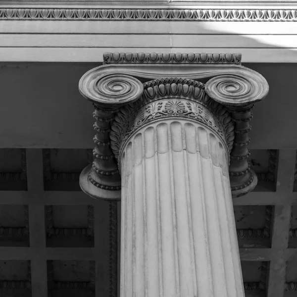 Close-up shot of a line of Greek-style columns — Stock Photo, Image