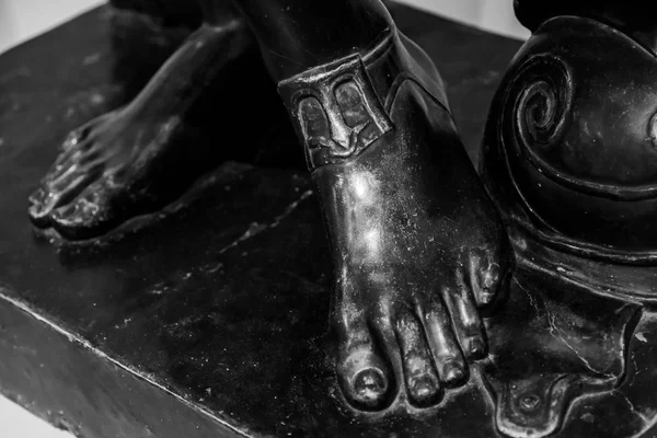 Füße einer antiken Statue — Stockfoto