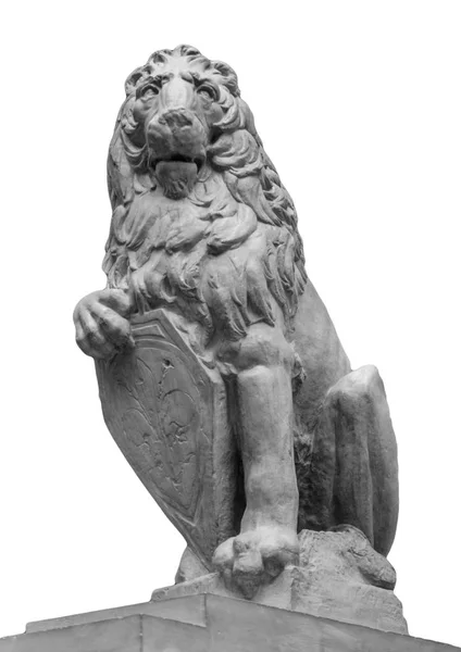 雕塑的狮子，有的在白色背景上的武器 — 图库照片