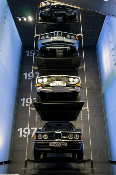 Múnich, Alemania - 10 de marzo de 2016: colección de coches clásicos en exhibición en el Museo BMW —  Fotos de Stock