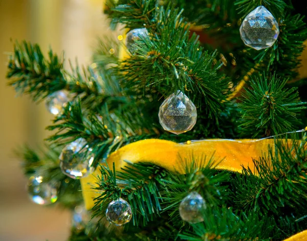 Decoraciones de Navidad en las ramas de abeto —  Fotos de Stock