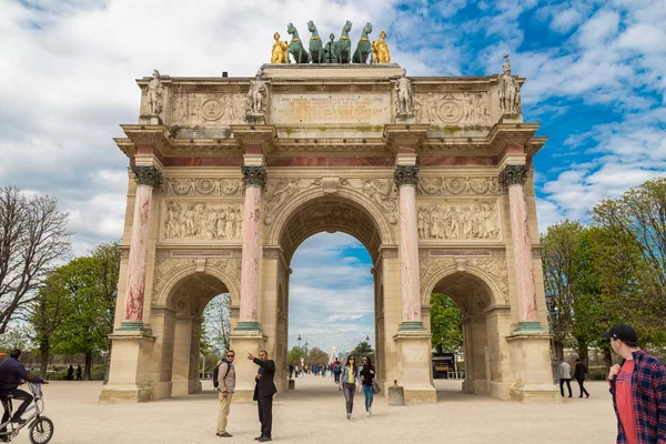 Paříž, Francie, 31 března 2017: The Arc de Triomphe du Carrousel je vítězný oblouk v Paříži, se nachází v Place du Carrousel — Stock fotografie