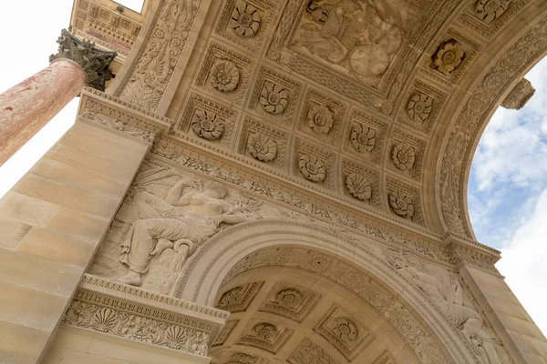 アルク ドゥ トリオンフ ・ デュ ・ カルーセル場所カルーゼルに位置するパリの凱旋門です。 — ストック写真