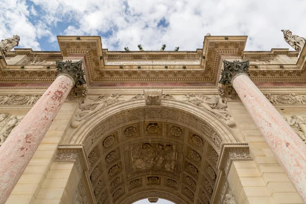 O Arco do Triunfo do Carrossel é um arco triunfal em Paris, localizado na Place du Carrousel — Fotografia de Stock