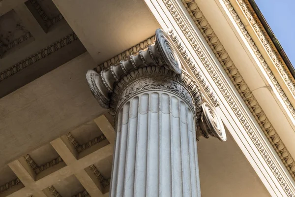 Ancienne colonne vintage du palais de justice — Photo