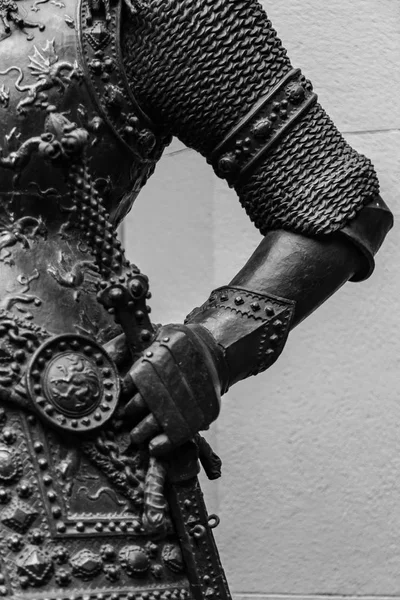 Hand in armour of the medieval knight statue — Stock Photo, Image