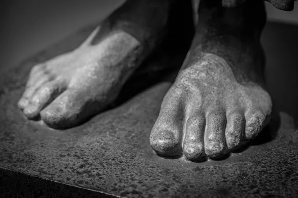 Pieds d'une statue ancienne — Photo