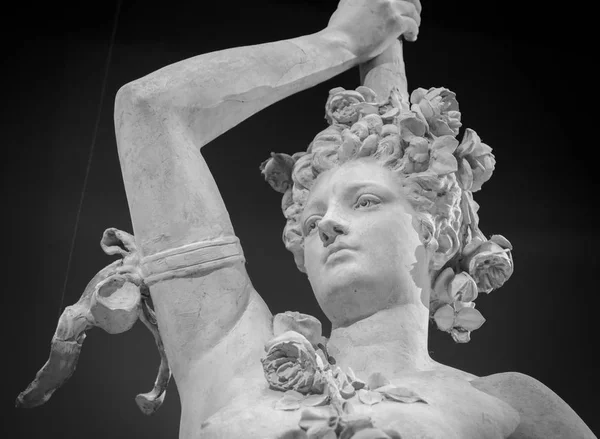 Head and shoulders detail of the ancient sculpture — Stock Photo, Image