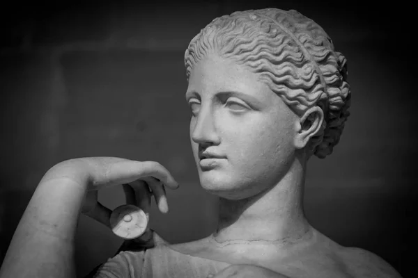 Fej és váll az ősi szobor részletei — Stock Fotó