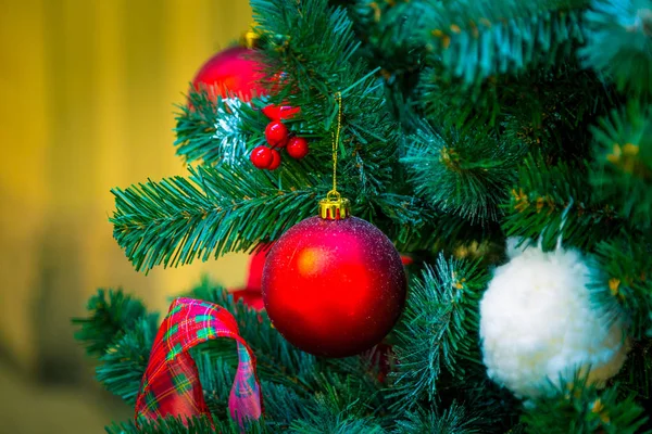 Juldekorationer på grenarna av gran — Stockfoto