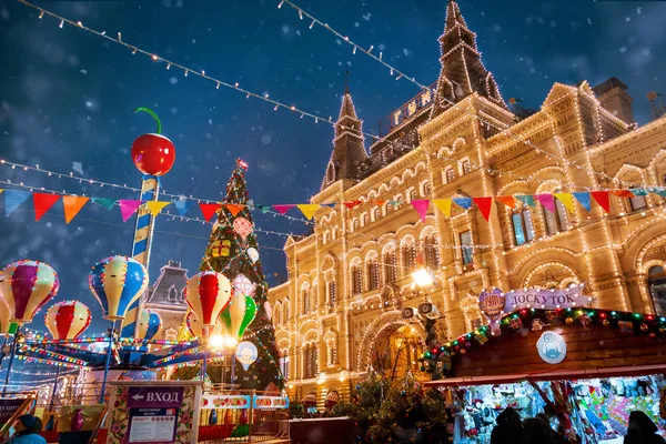 Moskva, Rusko - 5 prosince 2017: vánoční stromeček obchodní dům Gum na Rudém náměstí v Moskvě, Rusko — Stock fotografie