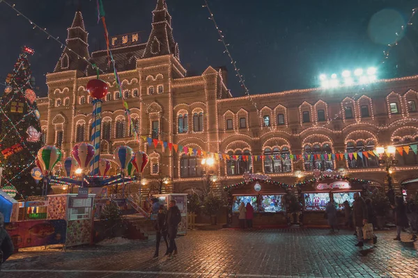 Москва, Російська Федерація - 5 грудня 2017: Різдвяна ялинка торгівлі будинок гумки на Червоній площі в Москві — стокове фото