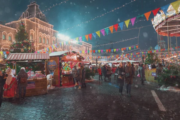 Moscú, Rusia - 5 de diciembre de 2017: Árbol de Navidad Trade House GUM en la Plaza Roja de Moscú, Rusia —  Fotos de Stock