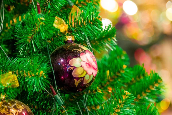 冷杉树枝上的圣诞装饰品 — 图库照片