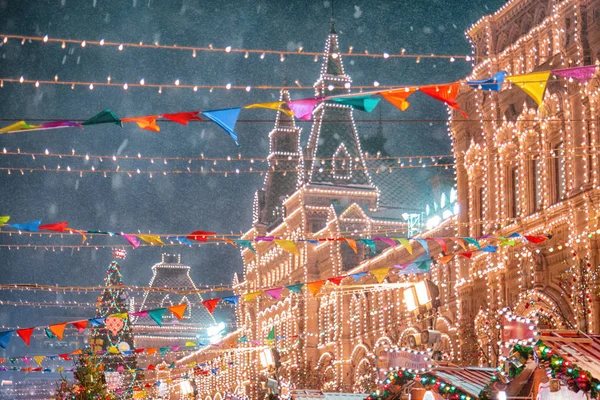 Moscú, Rusia - 5 de diciembre de 2017: Árbol de Navidad Trade House GUM en la Plaza Roja de Moscú, Rusia —  Fotos de Stock