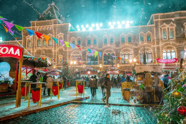 Moscú, Rusia - 5 de diciembre de 2017: Árbol de Navidad Trade House GUM en la Plaza Roja de Moscú, Rusia —  Fotos de Stock