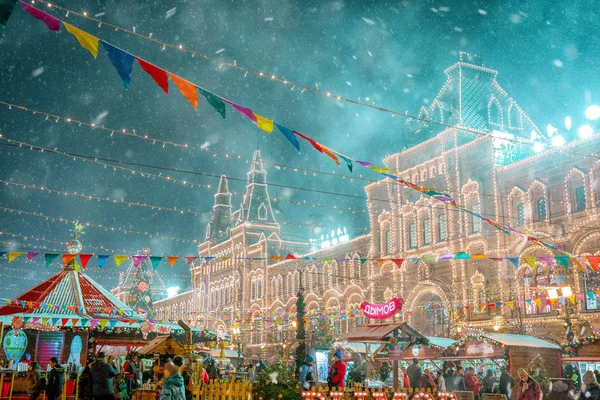 Moscú, Rusia - 5 de diciembre de 2017: Árbol de Navidad Trade House GUM en la Plaza Roja de Moscú, Rusia —  Fotos de Stock