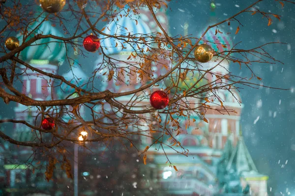 Moscú, Rusia - 5 de diciembre de 2017: Árbol de Navidad Trade House GUM en la Plaza Roja de Moscú, Rusia — Foto de Stock