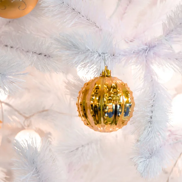 モミの木の枝にクリスマスの装飾 — ストック写真