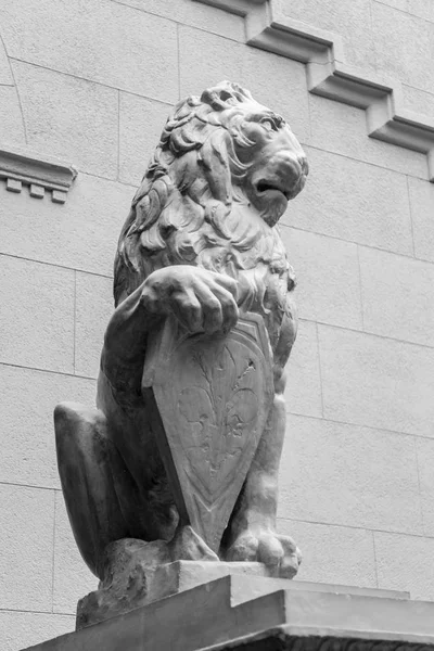 Sculpture of a lion with the arms — Stock Photo, Image