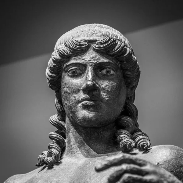 Dettaglio testa e spalle dell'antica scultura — Foto Stock