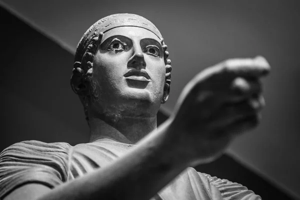 Head and shoulders detail of the ancient sculpture — Stock Photo, Image