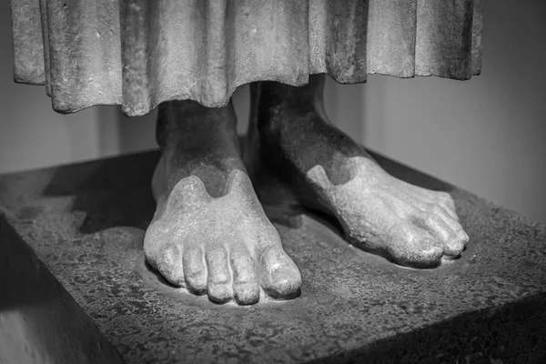 Piedi di un'antica statua — Foto Stock