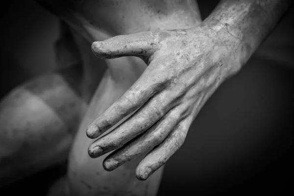 Statue en pierre détail de la main humaine — Photo