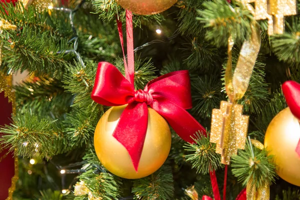 Decoraciones de Navidad en las ramas de abeto — Foto de Stock