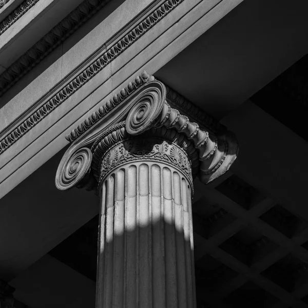 Close-up shot of a line of Greek-style columns — Stock Photo, Image